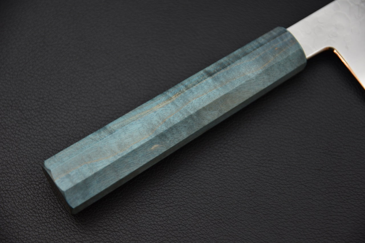 Manche bleu octogonal en bois stabilisé d’un couteau japonais Bunka 180mm élégant.