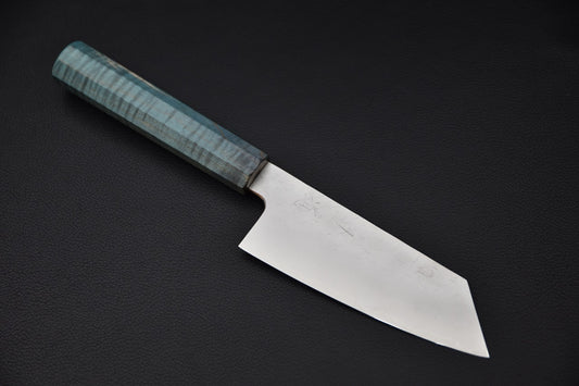 Couteau japonais Ko-Bunka 135mm lame tsuchime et manche en bois stabilisé bleu.