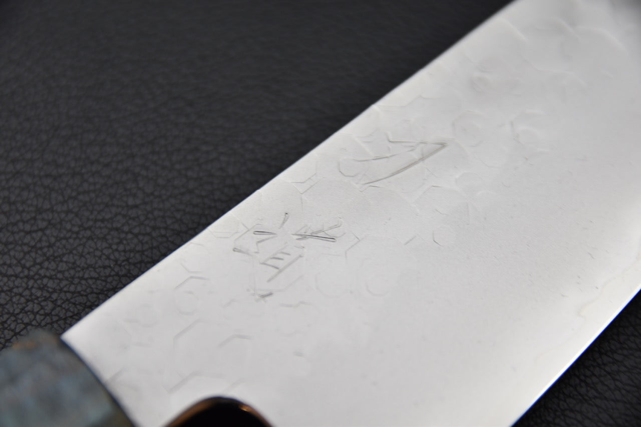 Détail du kanji gravé sur la lame d’un couteau japonais Ko-Bunka en acier SG2.