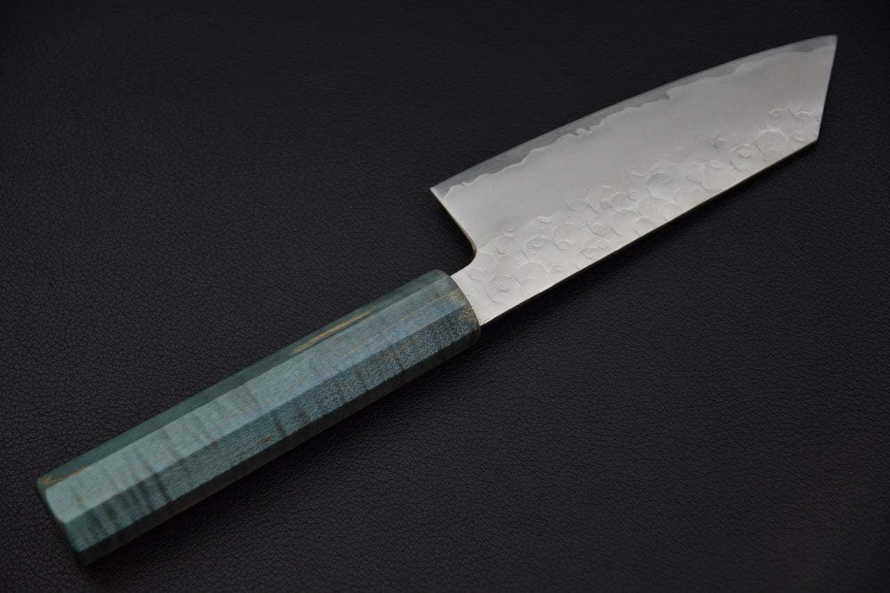 Couteau japonais Ko-Bunka vu de profil avec manche bleu et lame tsuchime.