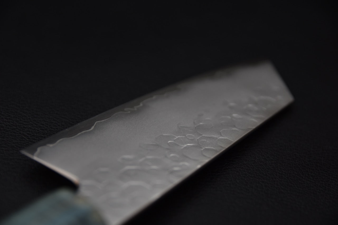 Finition de lame martelée et polie sur un couteau japonais Ko-Bunka SG2.