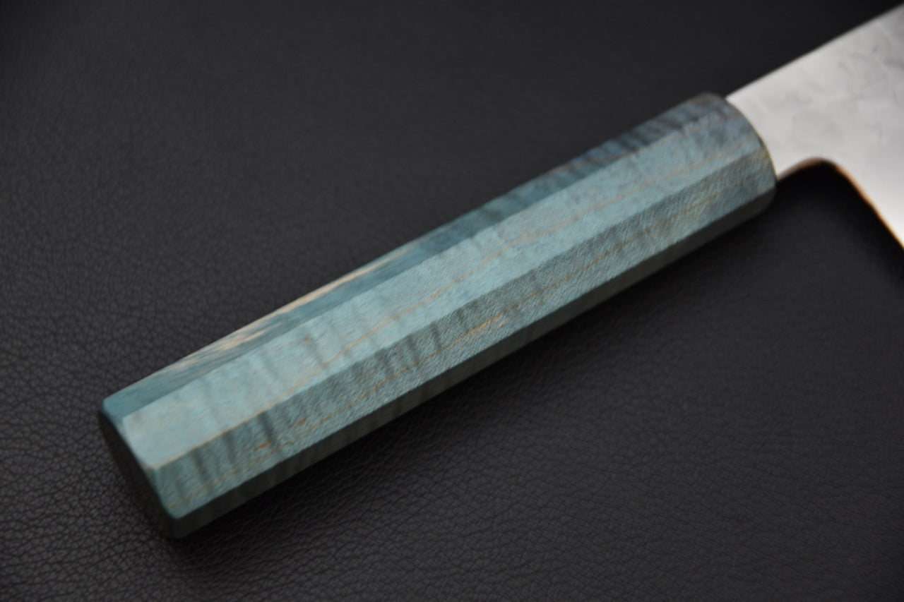 Manche octogonal en bois stabilisé bleu d’un couteau japonais Ko-Bunka 135mm.