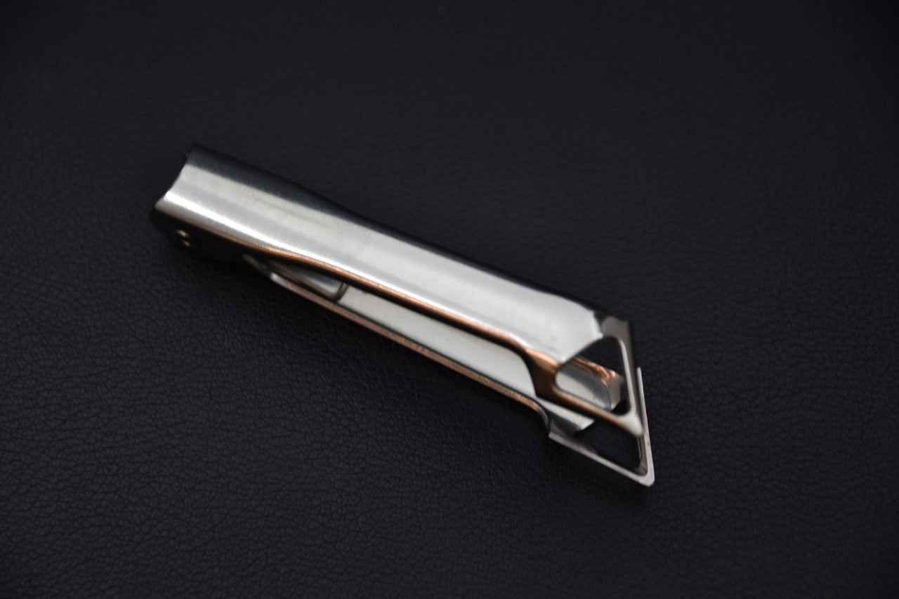 pince à arêtes Suwada posée fermée sur fond noir.