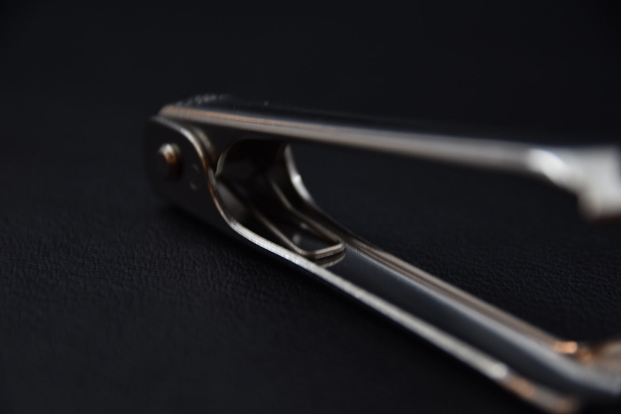 détail de la pince à arêtes Suwada montrant le mécanisme interne.