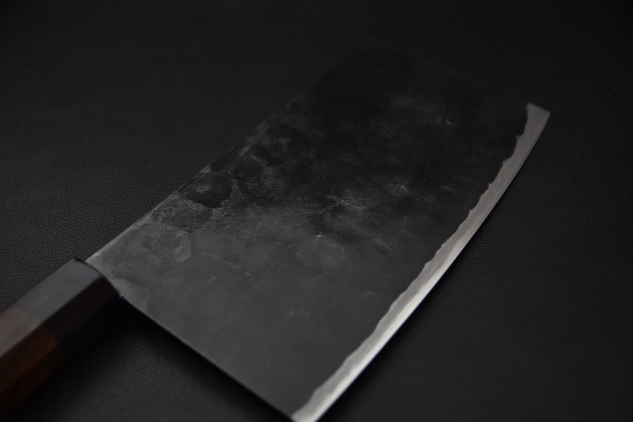 Couteau japonais Takeda NAS Couperet Chinois Petit, détail de la texture martelée de la lame — Stay Sharp Montréal.