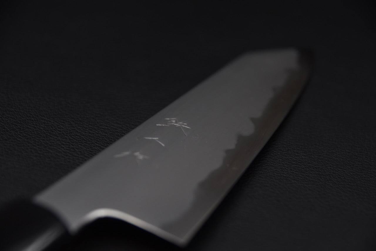 détail lame kasumi du couteau japonais Tetsujin kiritsuke gyuto avec ligne de trempe visible

