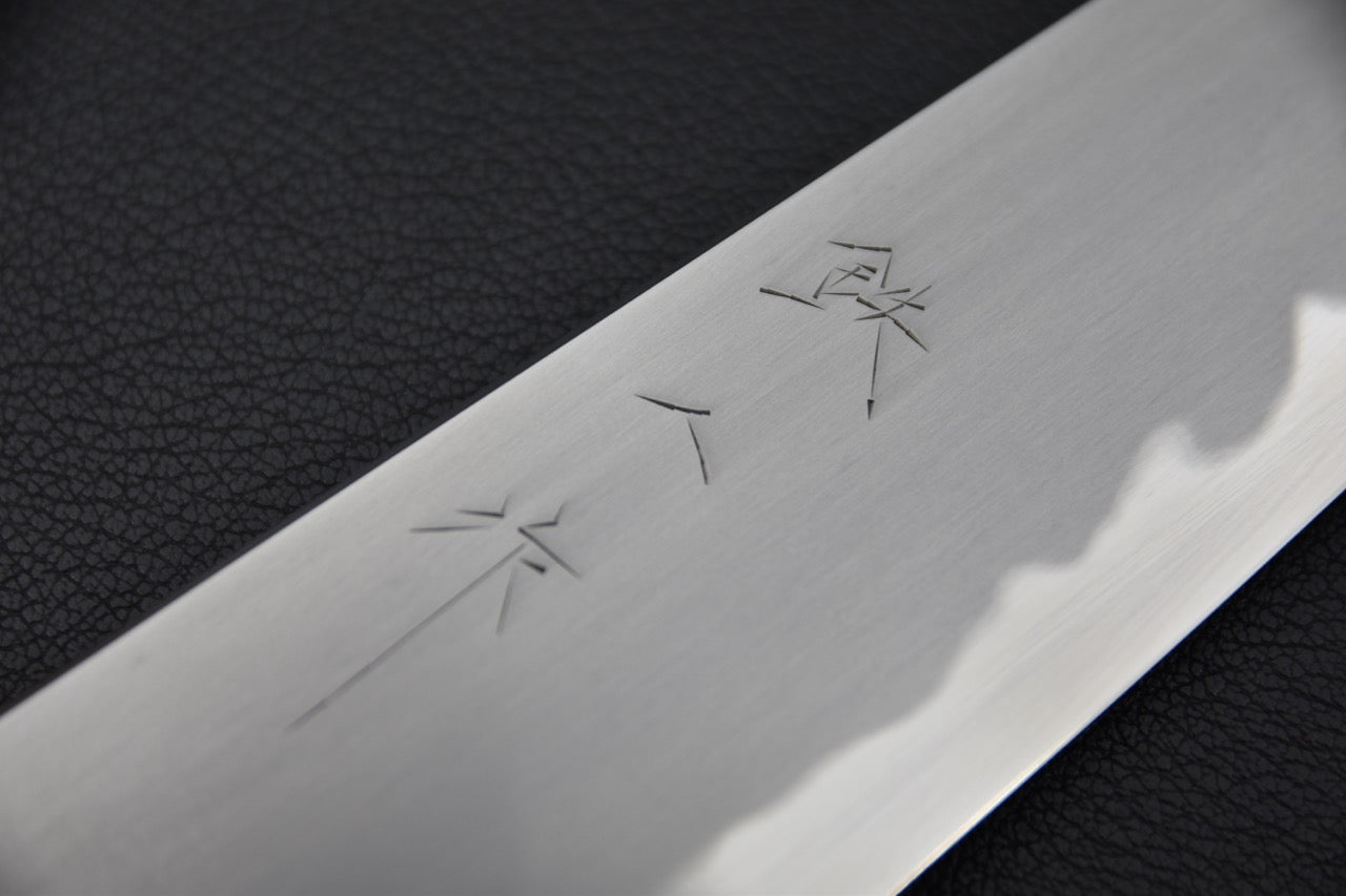 profil du couteau japonais kiritsuke gyuto 180mm montrant la pointe et la courbe du tranchant

