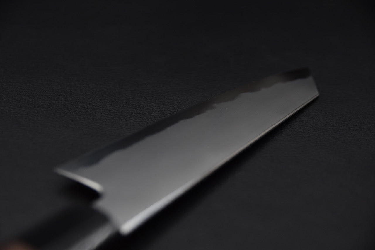 vue rapprochée du biseau poli d’un couteau japonais kiritsuke gyuto Aogami #2

