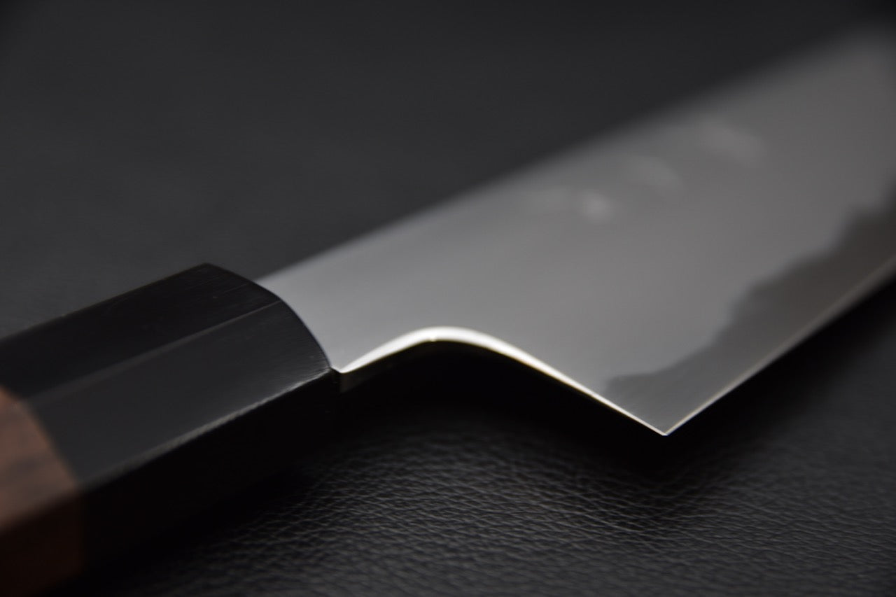 gravure artisanale sur la lame kasumi d’un couteau japonais Tetsujin kiritsuke gyuto

