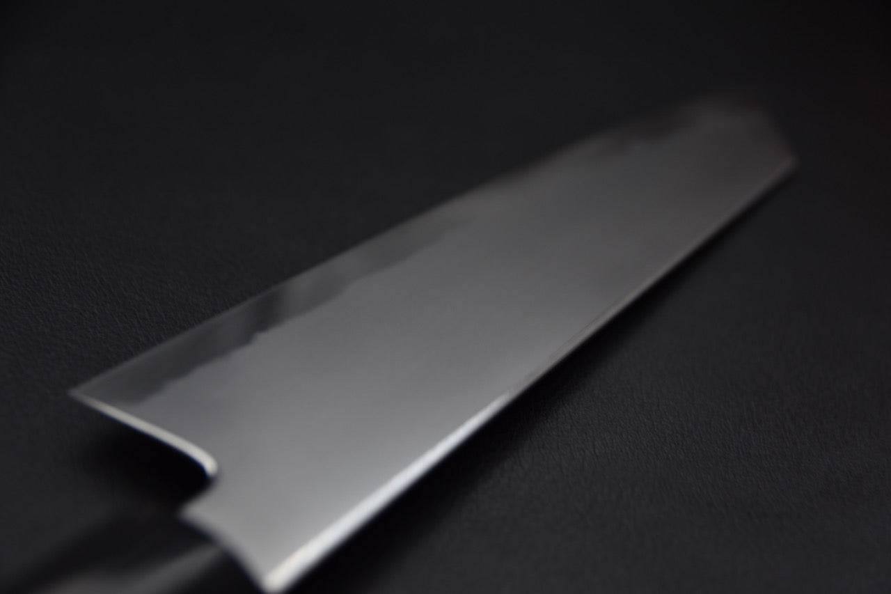 Finition brillante du tranchant avec contraste acier doux / dur