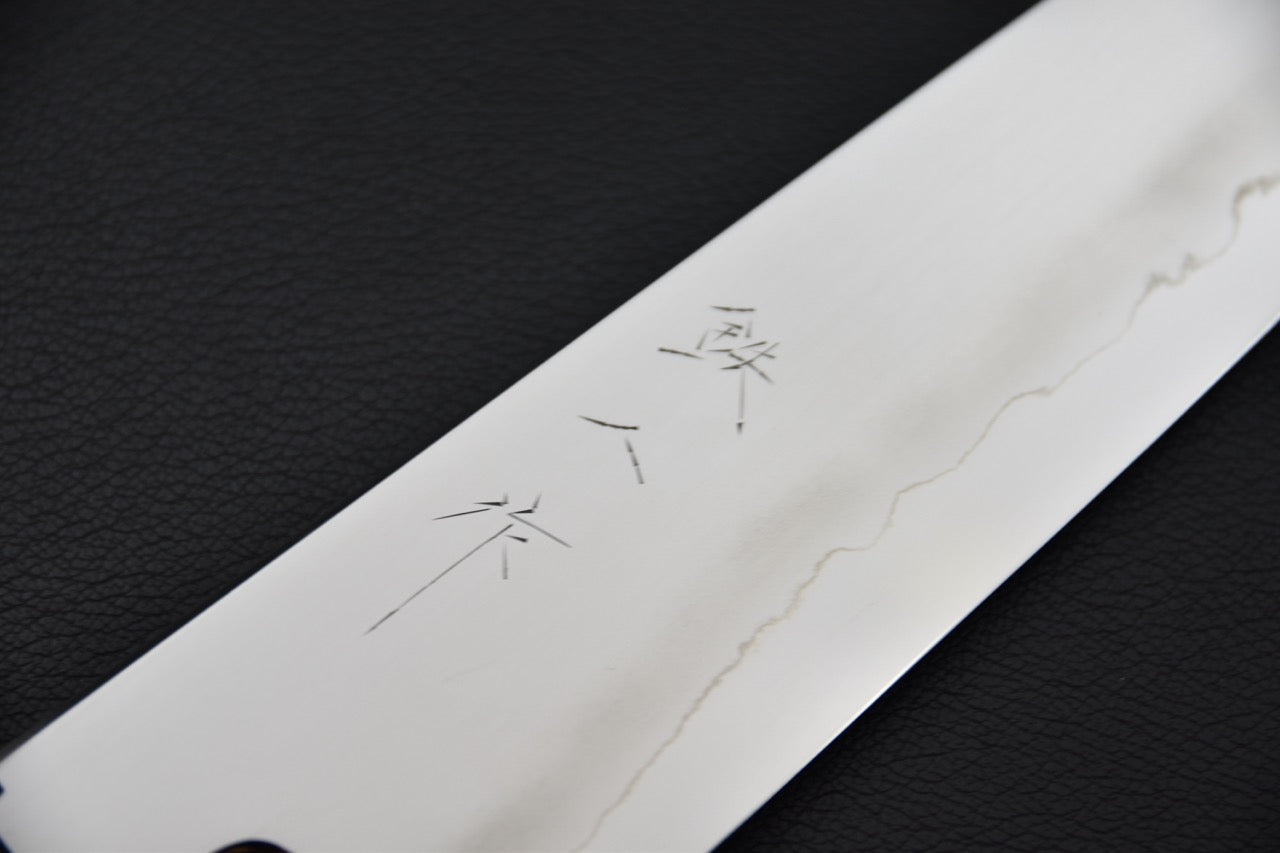 Détail de la lame polie du couteau japonais Tetsujin Ginsan avec ligne de trempe kasumi — Stay Sharp Montréal.