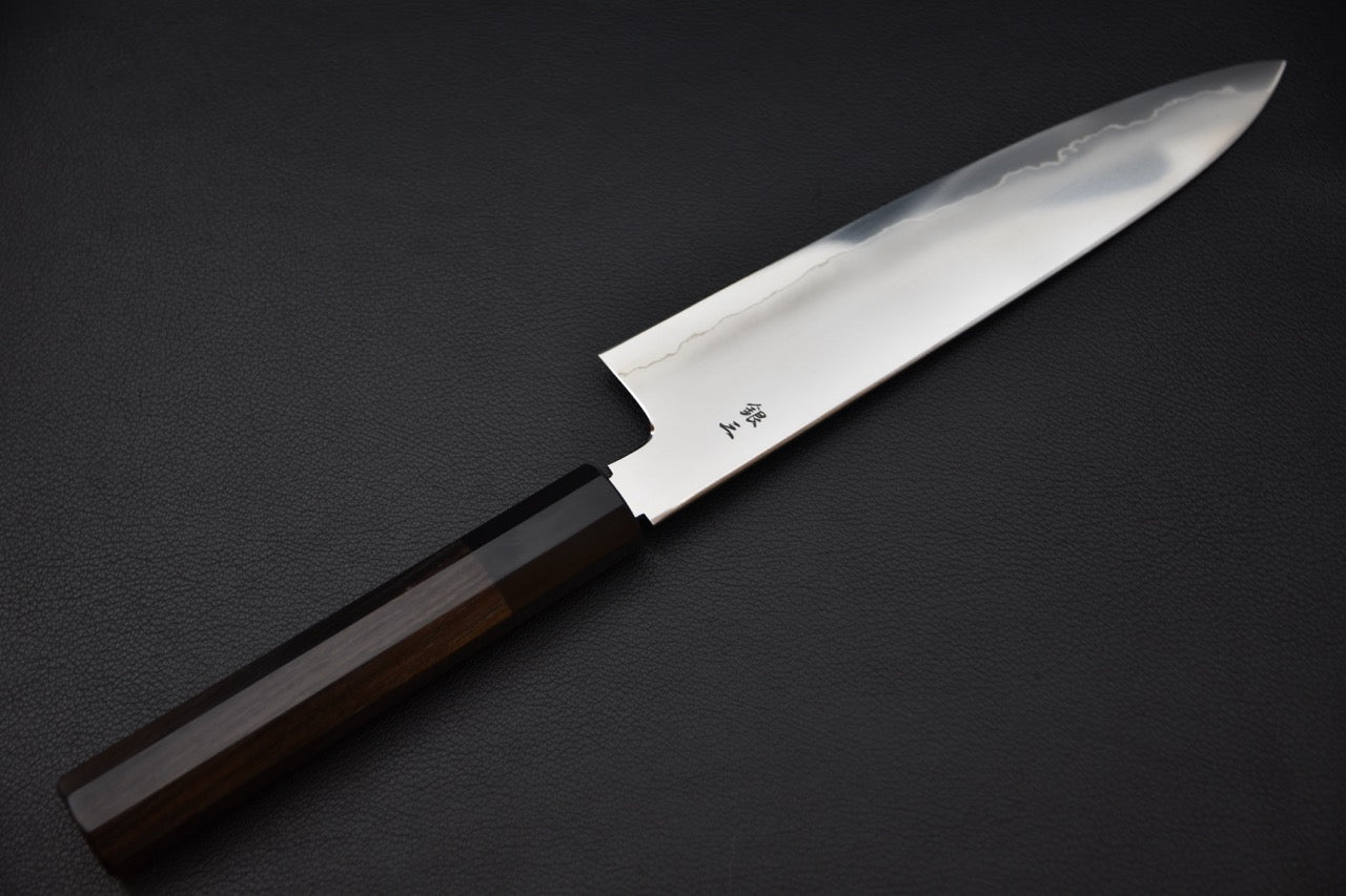 Gros plan sur la gravure et la ligne kasumi du couteau japonais Tetsujin Ginsan Gyuto — Stay Sharp Montréal.