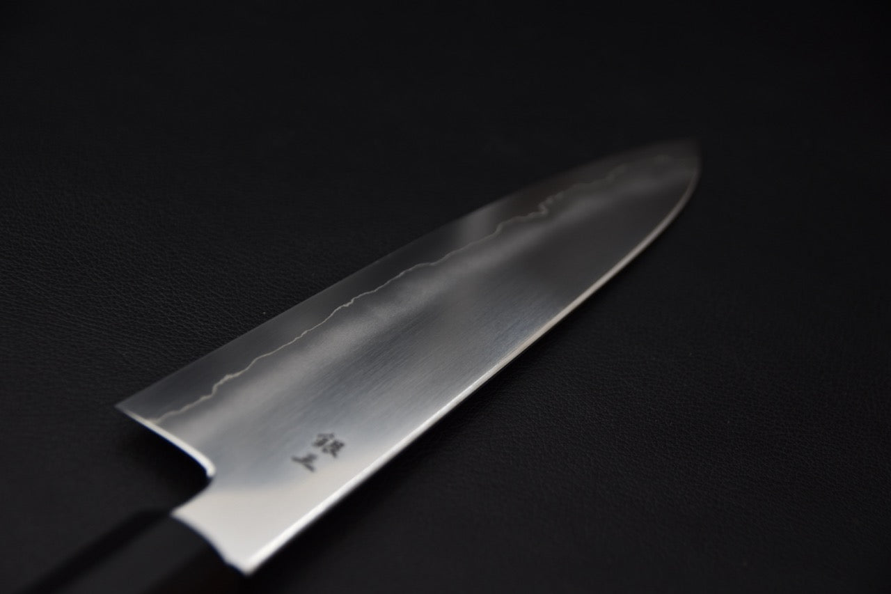 Couteau japonais Tetsujin Ginsan Gyuto 210mm, vue inversée sur la lame brillante et la finition kasumi — Stay Sharp Montréal.
