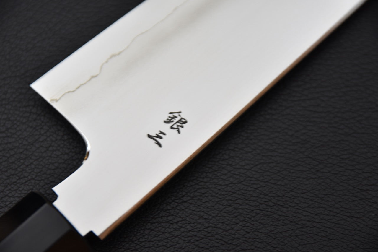 Vue rapprochée du fil et de la ligne de trempe du couteau japonais Tetsujin Ginsan Gyuto — Stay Sharp Montréal.
