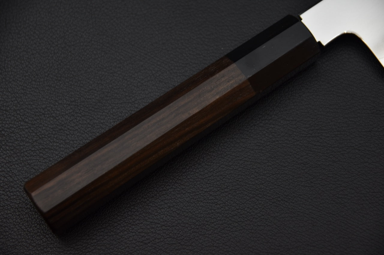 Détail de la gravure kanji sur la lame du couteau japonais Tetsujin Ginsan Gyuto — Stay Sharp Montréal.