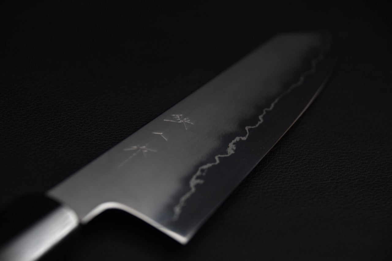 Détail de la lame d’un couteau japonais kiritsuke gyuto en acier Ginsan avec ligne de trempe kasumi — Stay Sharp Montréal