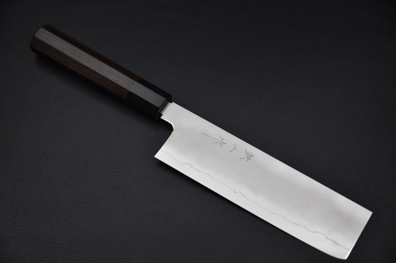 Couteau Nakiri Tetsujin Ginsan 180mm avec manche en ébène, lame finition Kasumi et trempe visible.