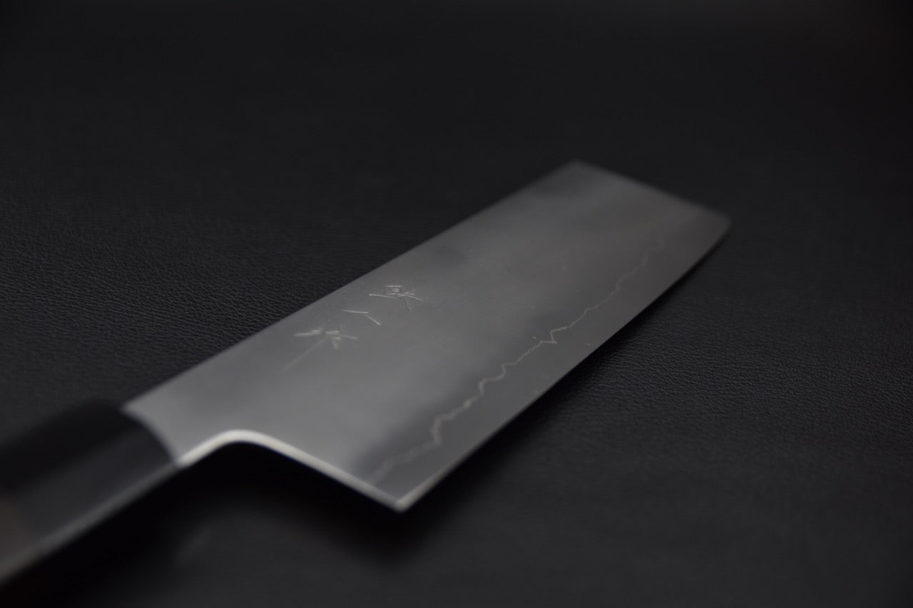 Détail de la lame en acier Ginsan avec kanji gravés à la main et finition satinée.