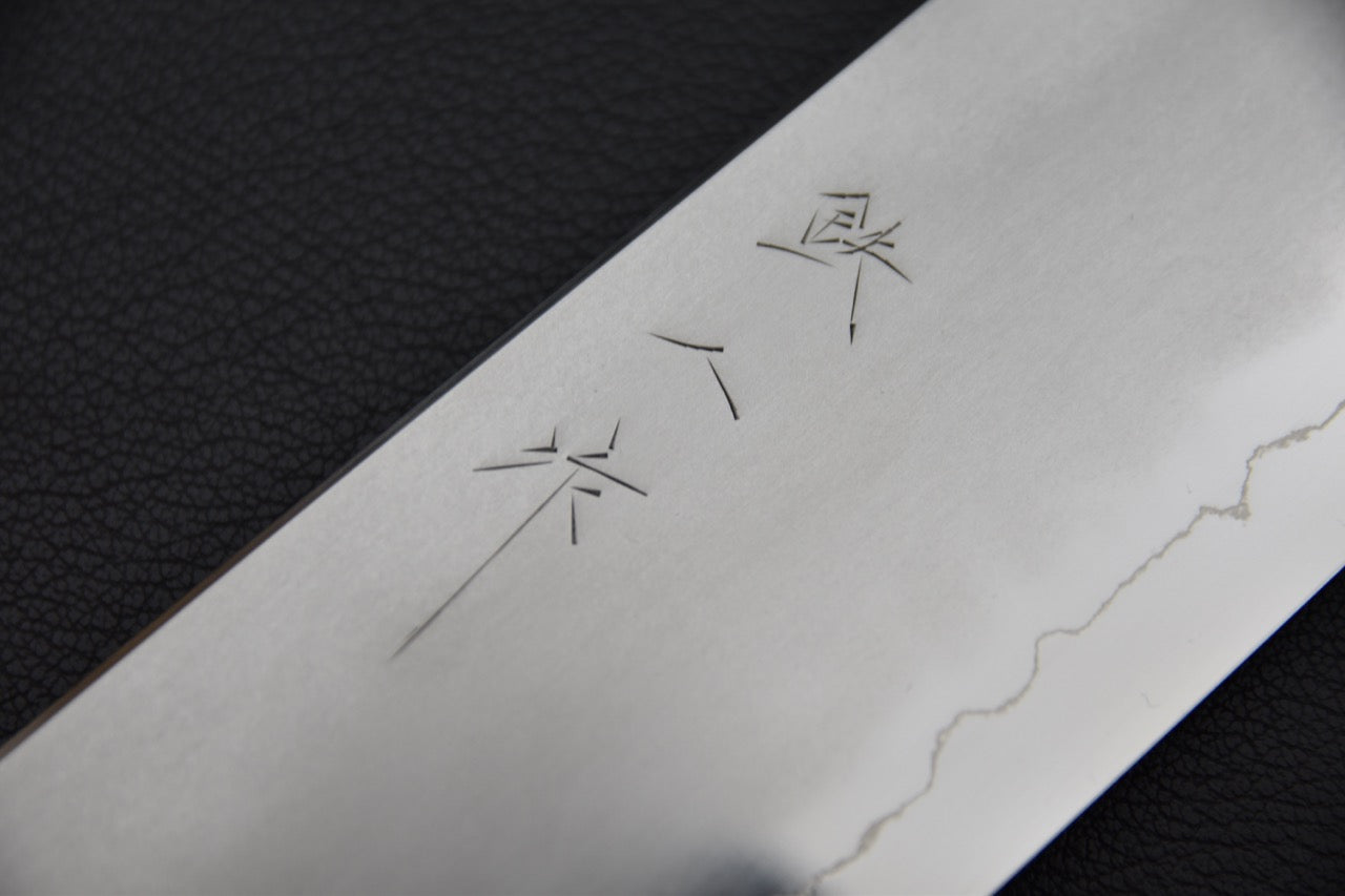 Gros plan sur la gravure des kanji sur la lame du Nakiri Tetsujin.