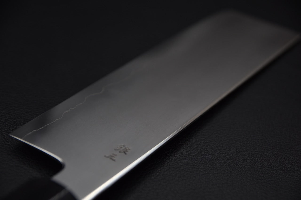 Lame du Nakiri Tetsujin montrant la finesse du biseau et la courbure de la trempe.