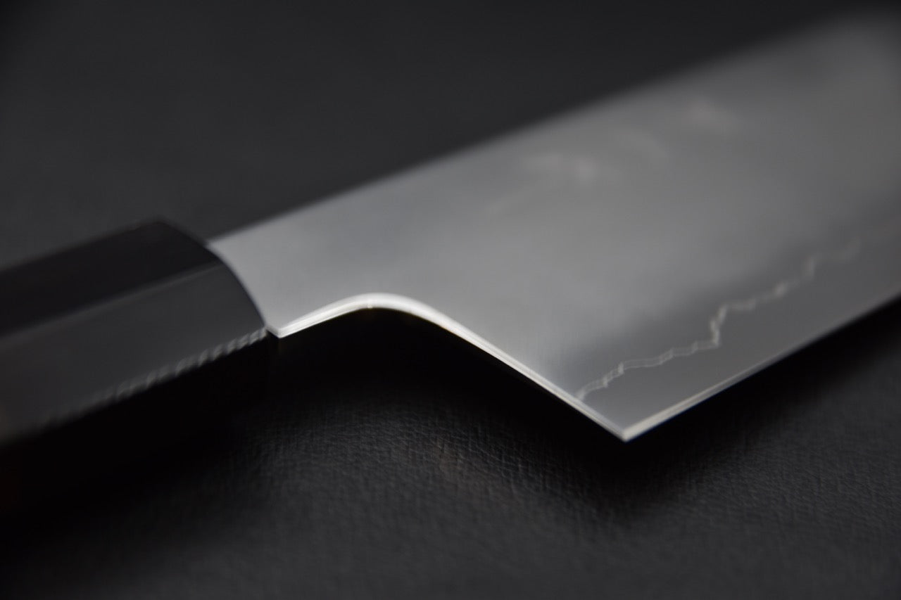 Détail du talon et du choil du couteau Nakiri Tetsujin, transition fluide entre lame et manche.