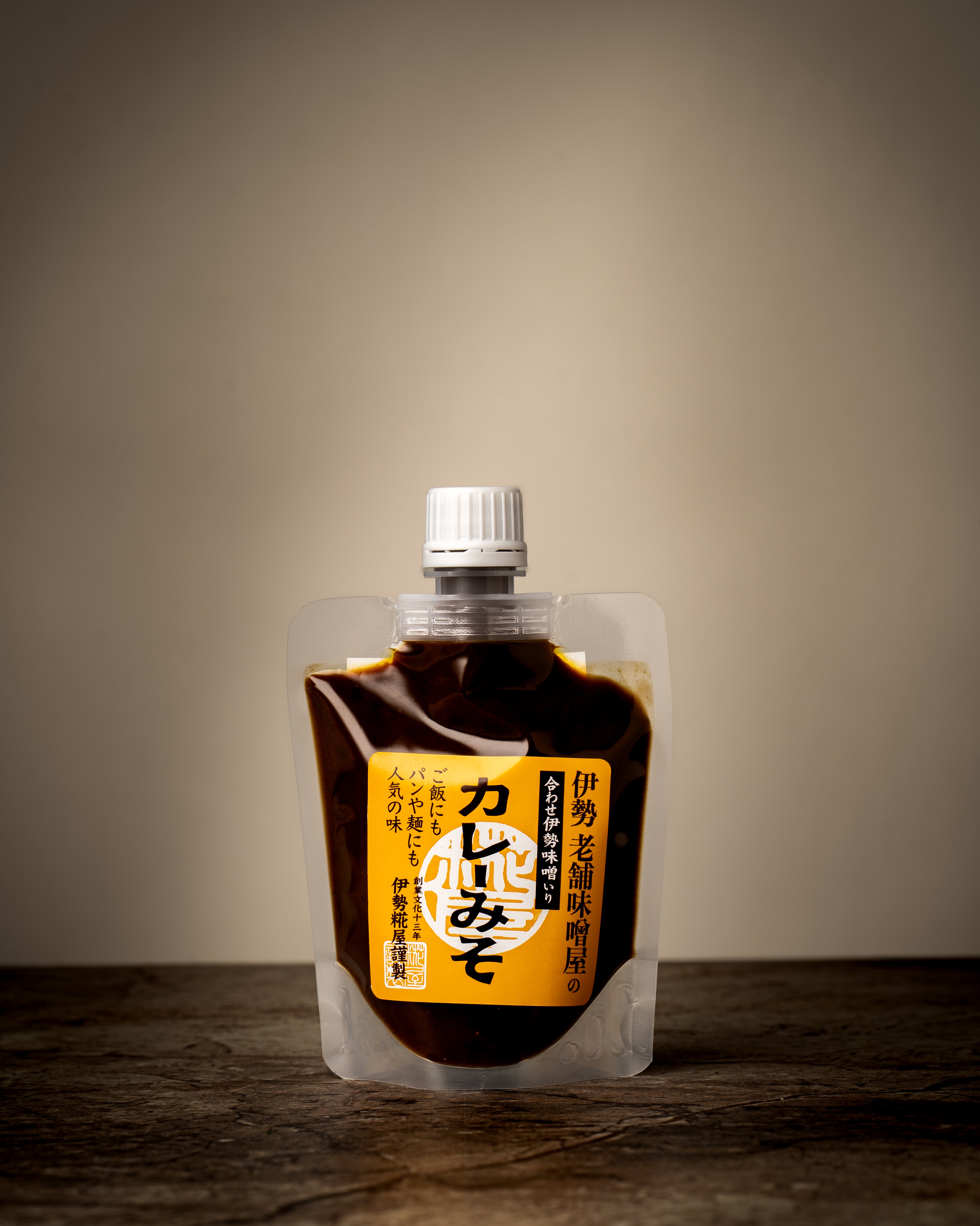 Pâte de miso au cari japonais Kare Miso, vue de l’emballage du produit japonais sur fond de bois.