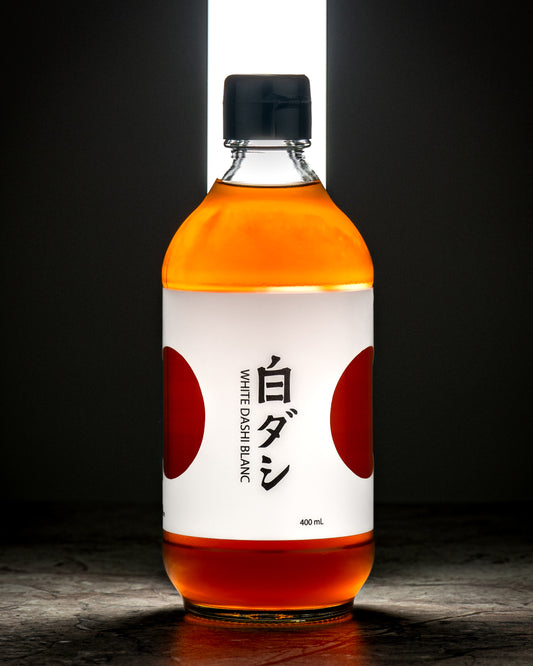 "Couteau japonais non applicable – bouteille de dashi blanc japonais sur fond sombre