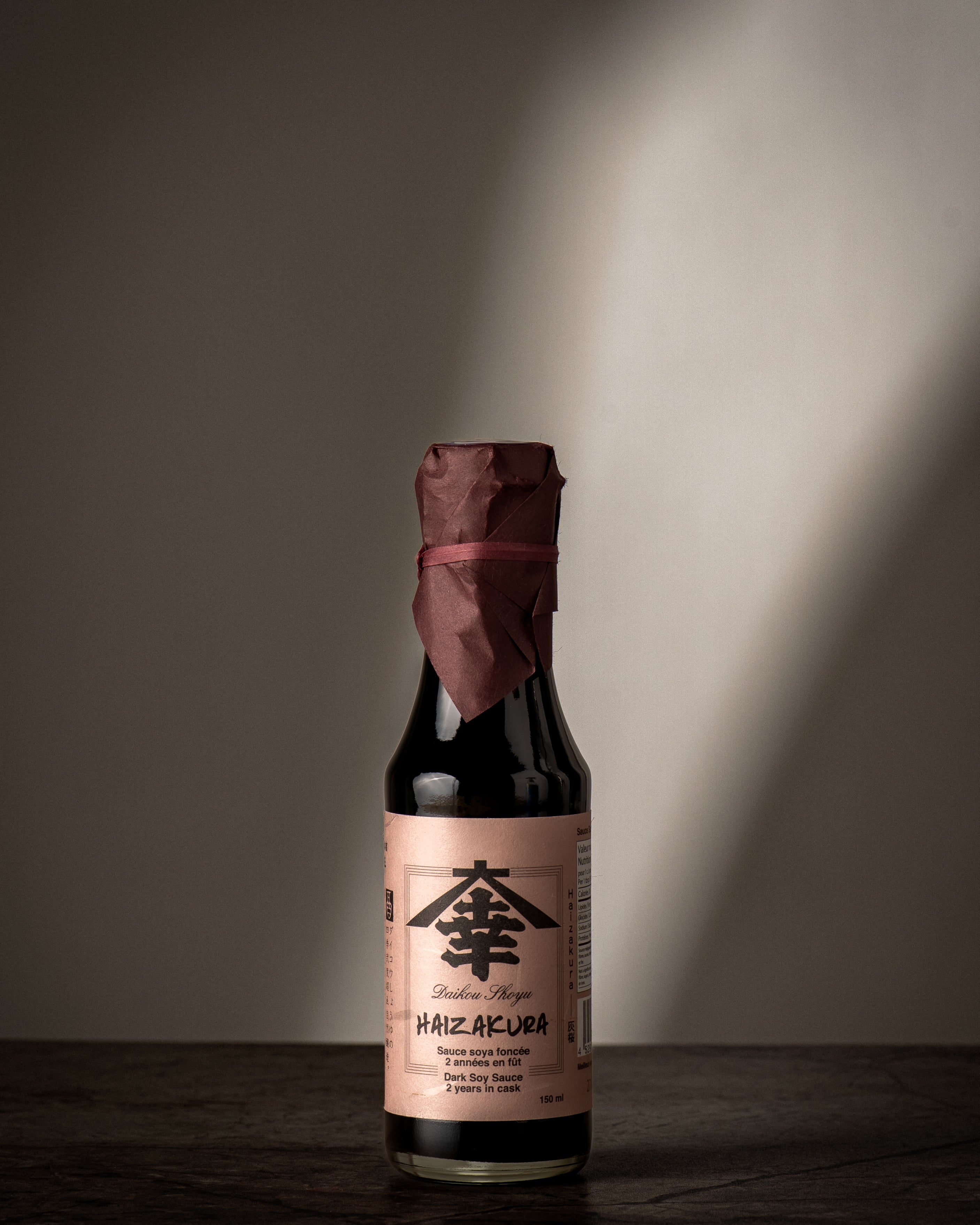 Vue frontale de la sauce soya japonaise Haizakura Daikou Shoyu sur fond neutre