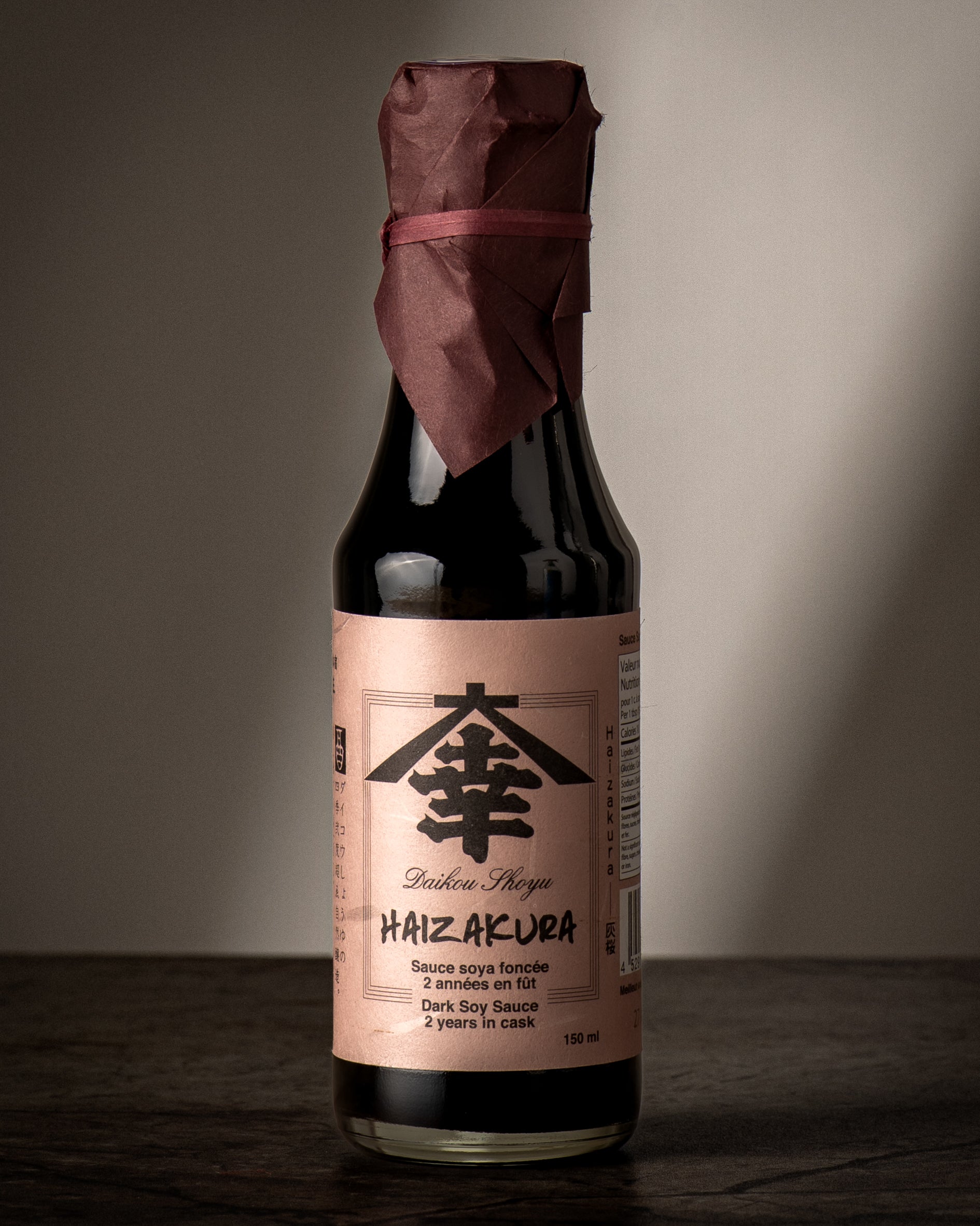 Sauce soya Haizakura Daikou Shoyu, vieillie 2 ans en fût de cèdre. Sauce soya japonaise polyvalente aux notes florales et umami.