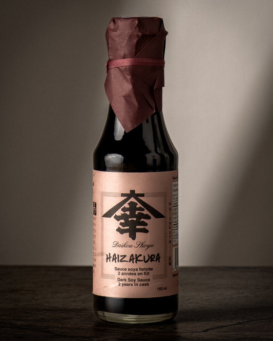 Sauce soya Haizakura Daikou Shoyu, vieillie 2 ans en fût de cèdre. Sauce soya japonaise polyvalente aux notes florales et umami.
