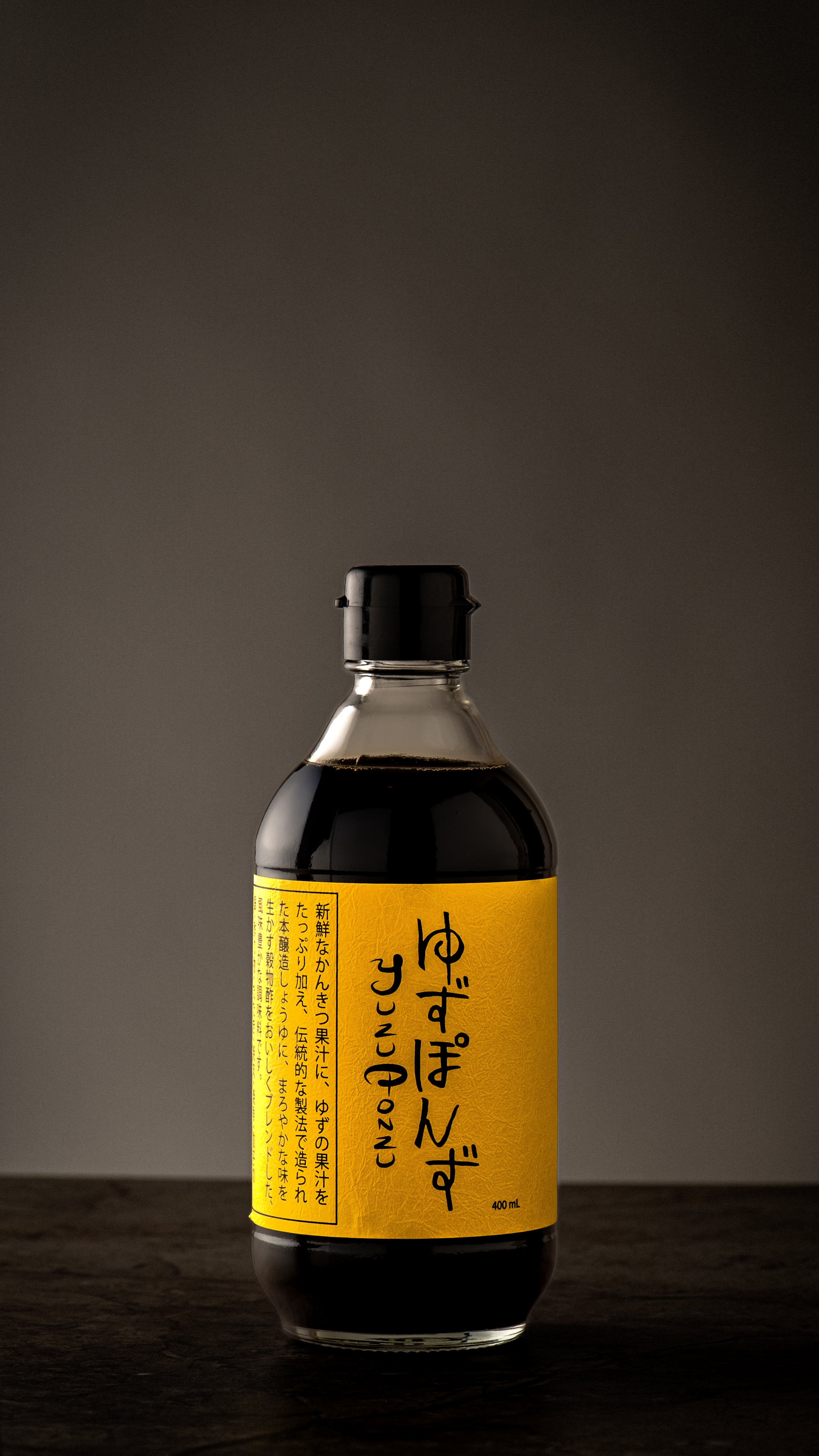 Vue frontale de la bouteille de sauce ponzu au yuzu Daikou Shoyu, étiquette jaune