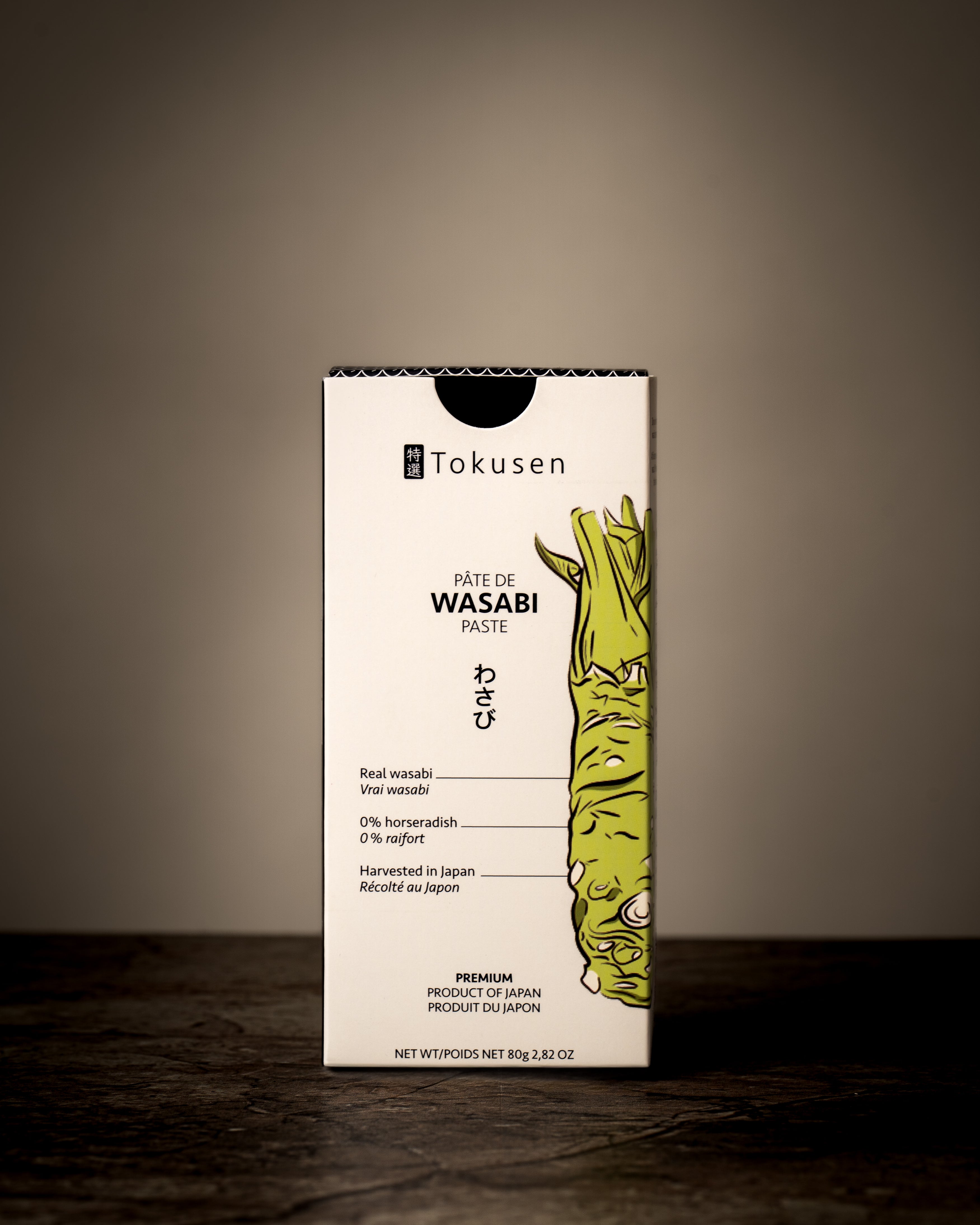 Boîte de pâte de wasabi Tokusen 80 g avec vrai wasabi et 0 % raifort, vue de face sur fond neutre.