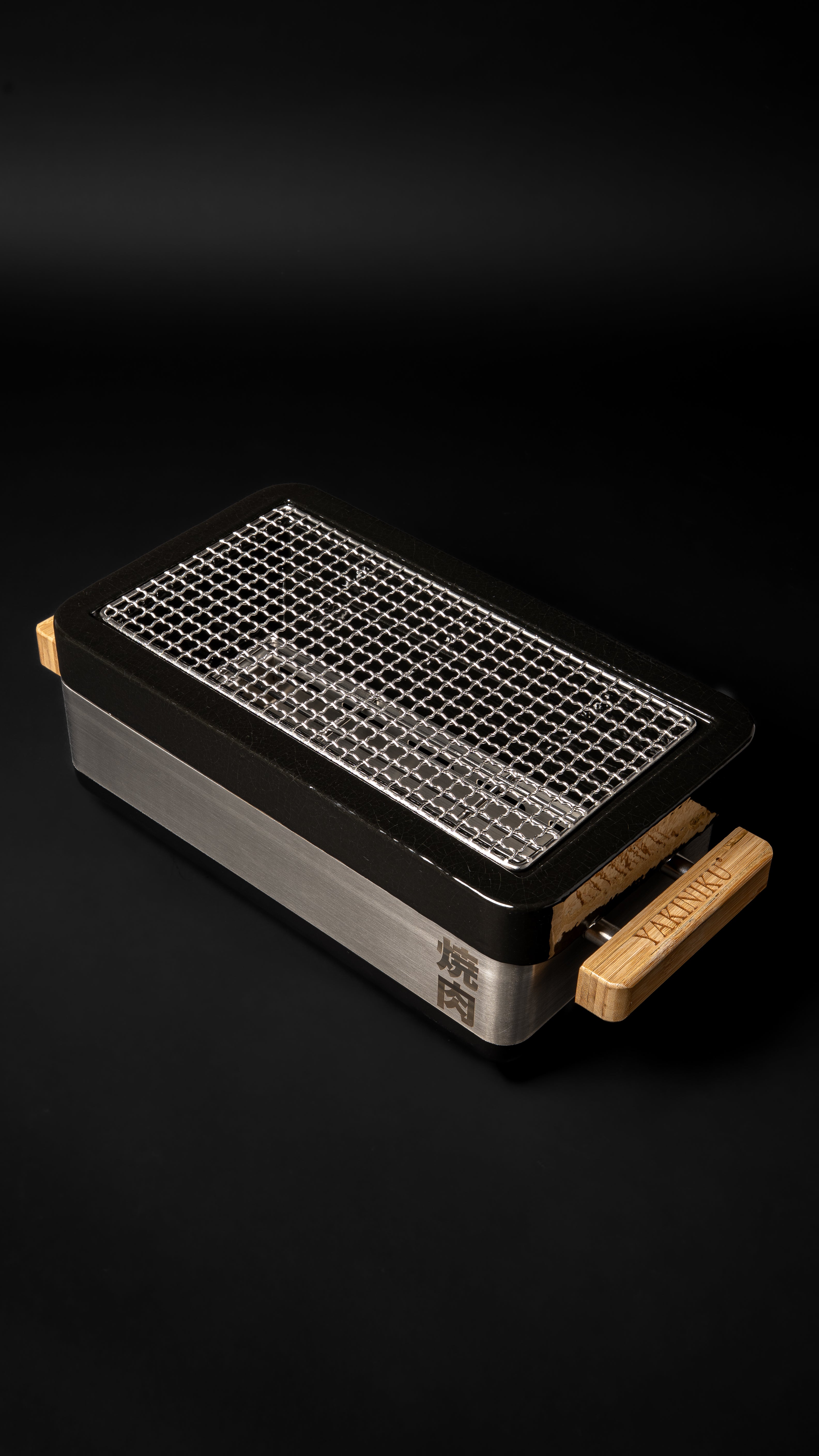 Grill japonais rectangulaire YAKINIKU Shichirin PRO format moyen, vue complète avec grille métallique et poignées en bois.