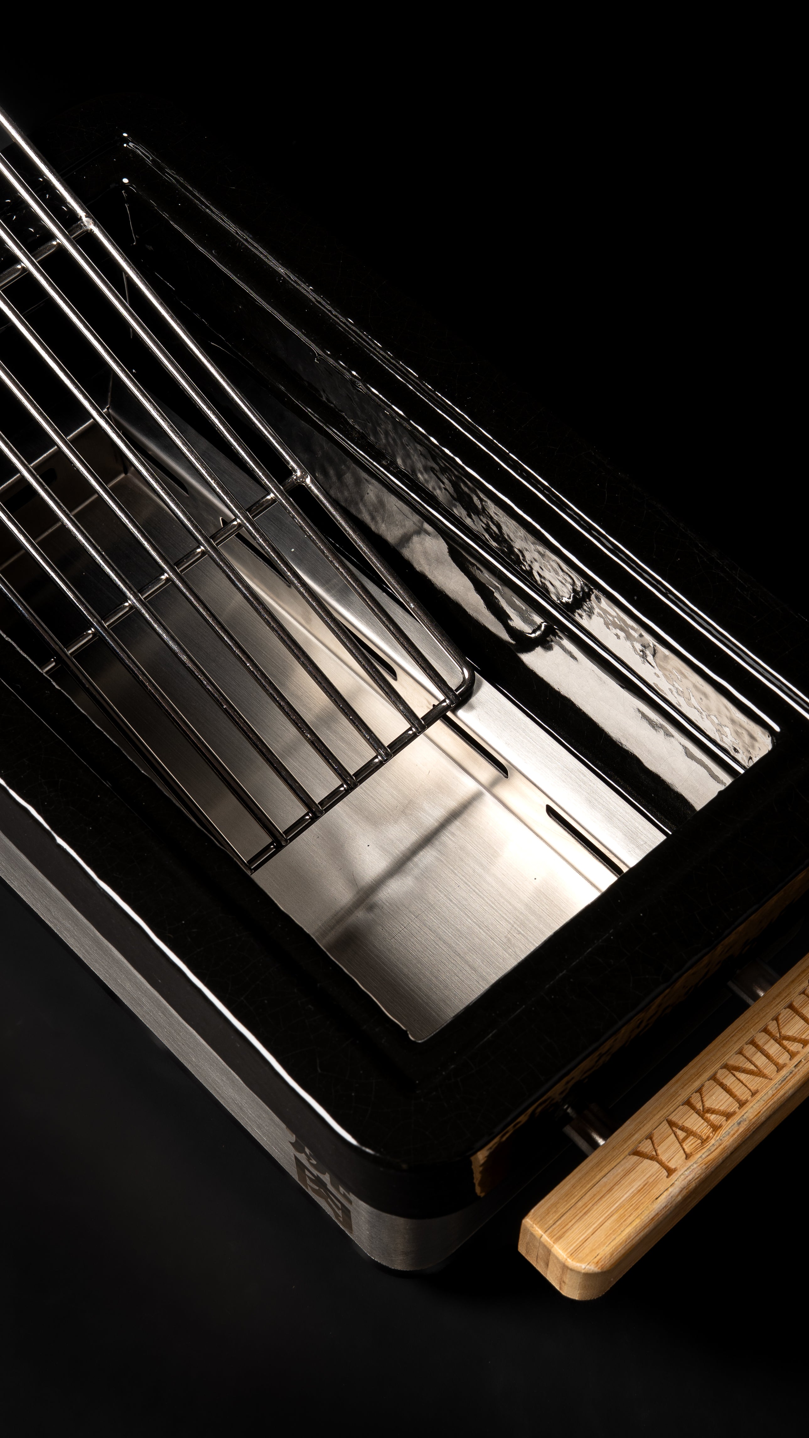 Japanese grill YAKINIKU Shichirin PRO interior detail with raised grate, ceramic body and charcoal chamber.