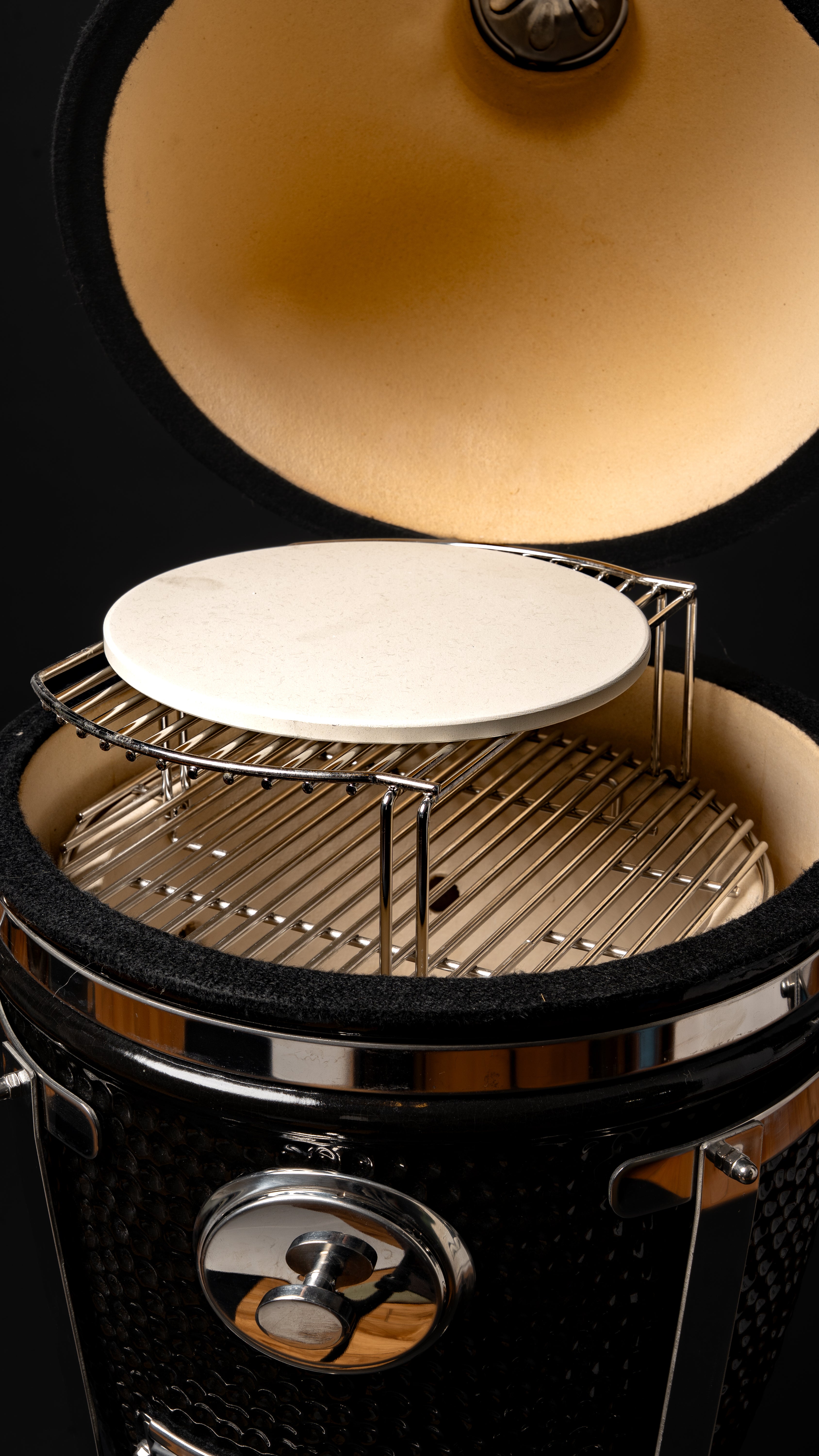Intérieur du YAKINIKU Compact Grill 13 pouces avec système de grilles à deux niveaux.