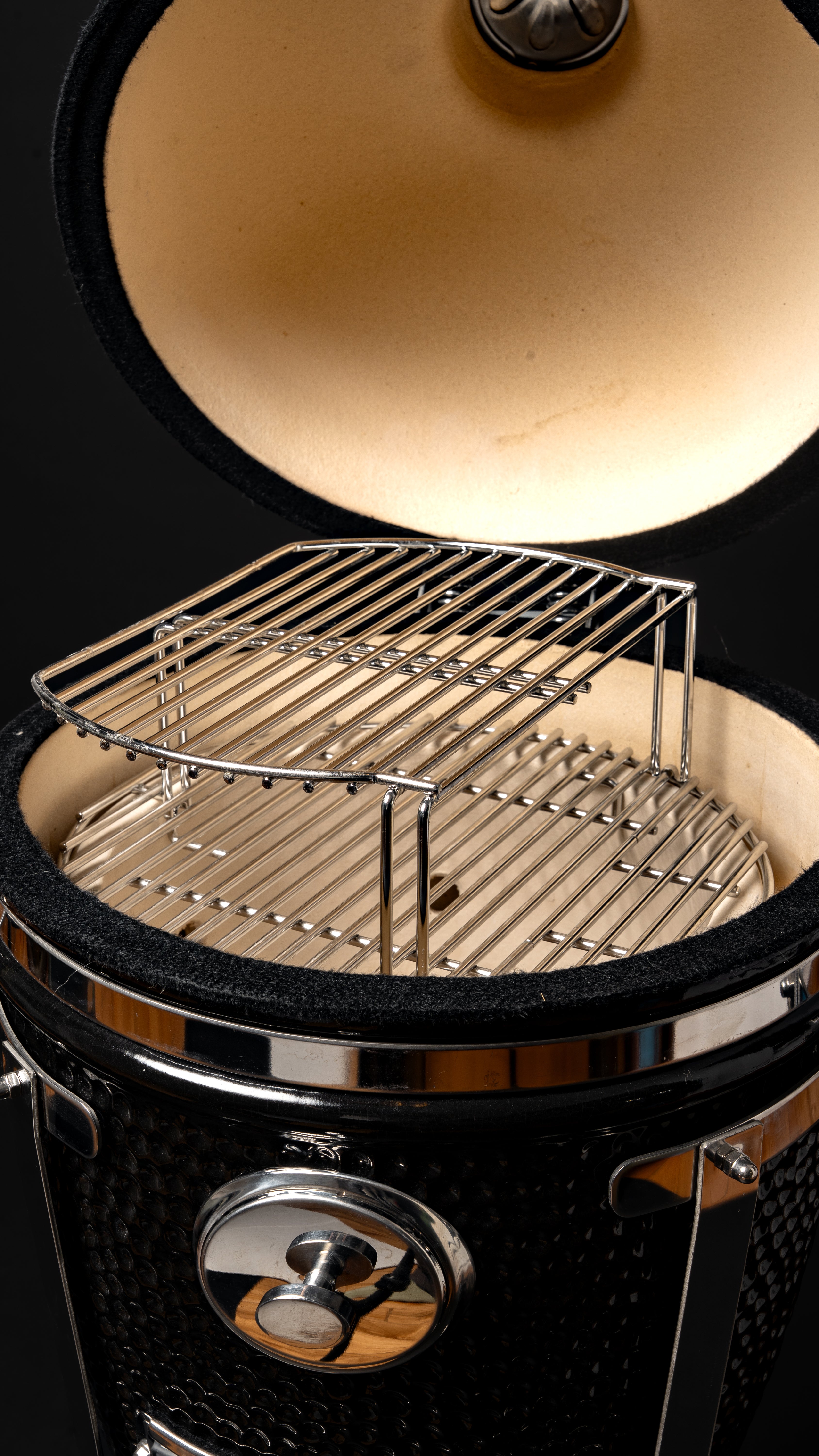 Vue plongeante de l’intérieur du barbecue YAKINIKU Compact Grill 13 pouces avec grille principale et foyer en céramique.