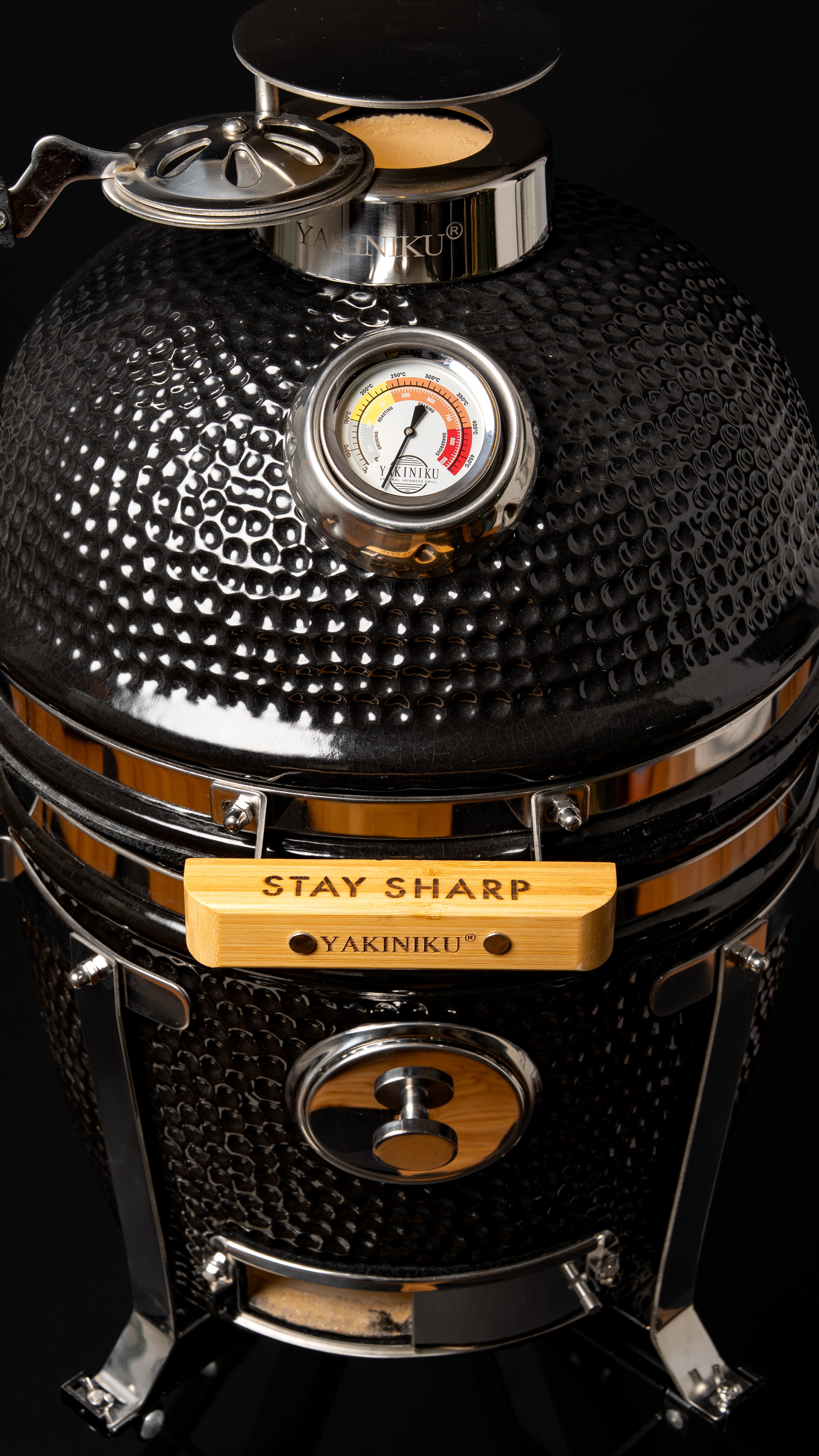 Barbecue kamado YAKINIKU Compact Grill 13 pouces ouvert, montrant l’intérieur en céramique et la grille de cuisson.