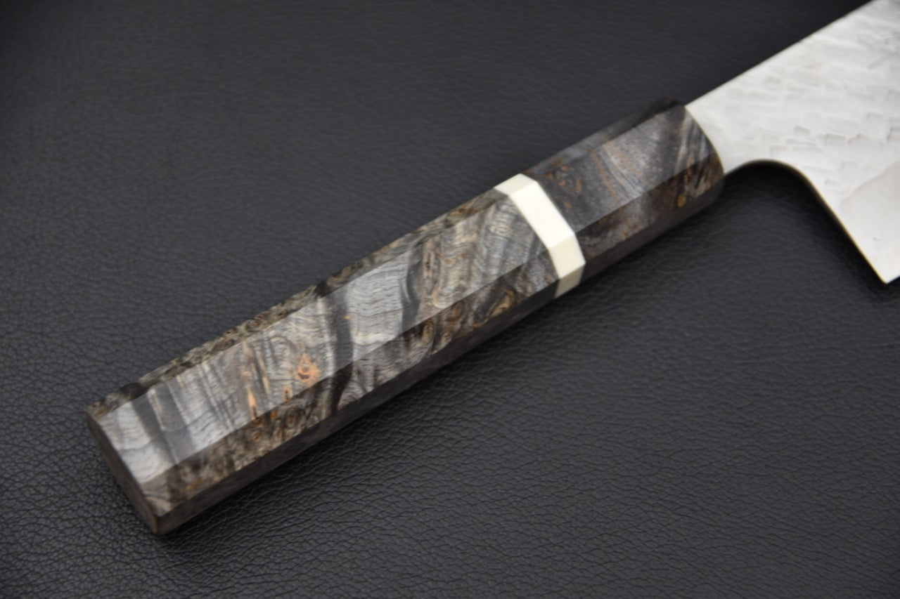 Détail du talon et du manche en bouleau stabilisé du couteau japonais Yoshikane Honesuki — Stay Sharp Montréal.