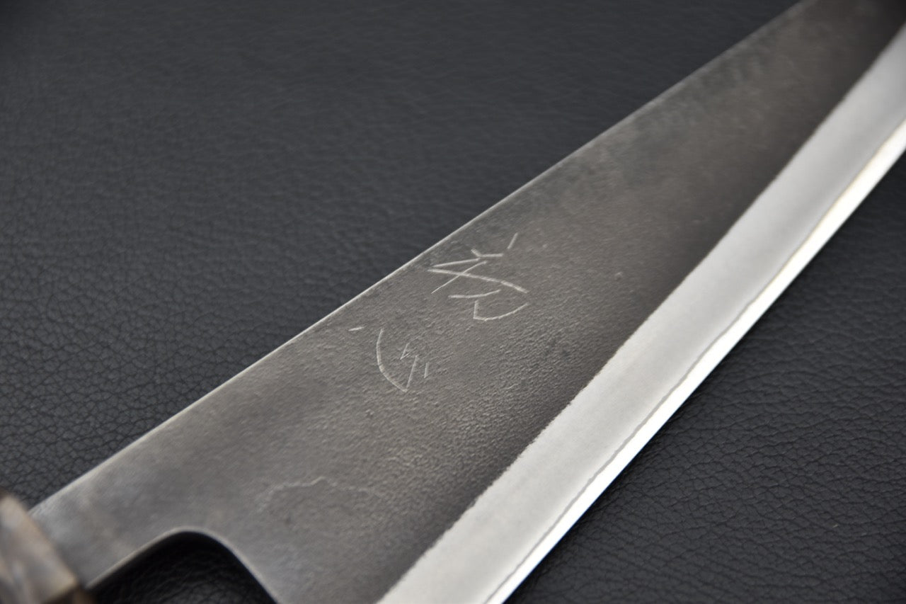 Détail de la lame du couteau japonais Yoshikane Honesuki 150mm, kanji gravés visibles — Stay Sharp Montréal.