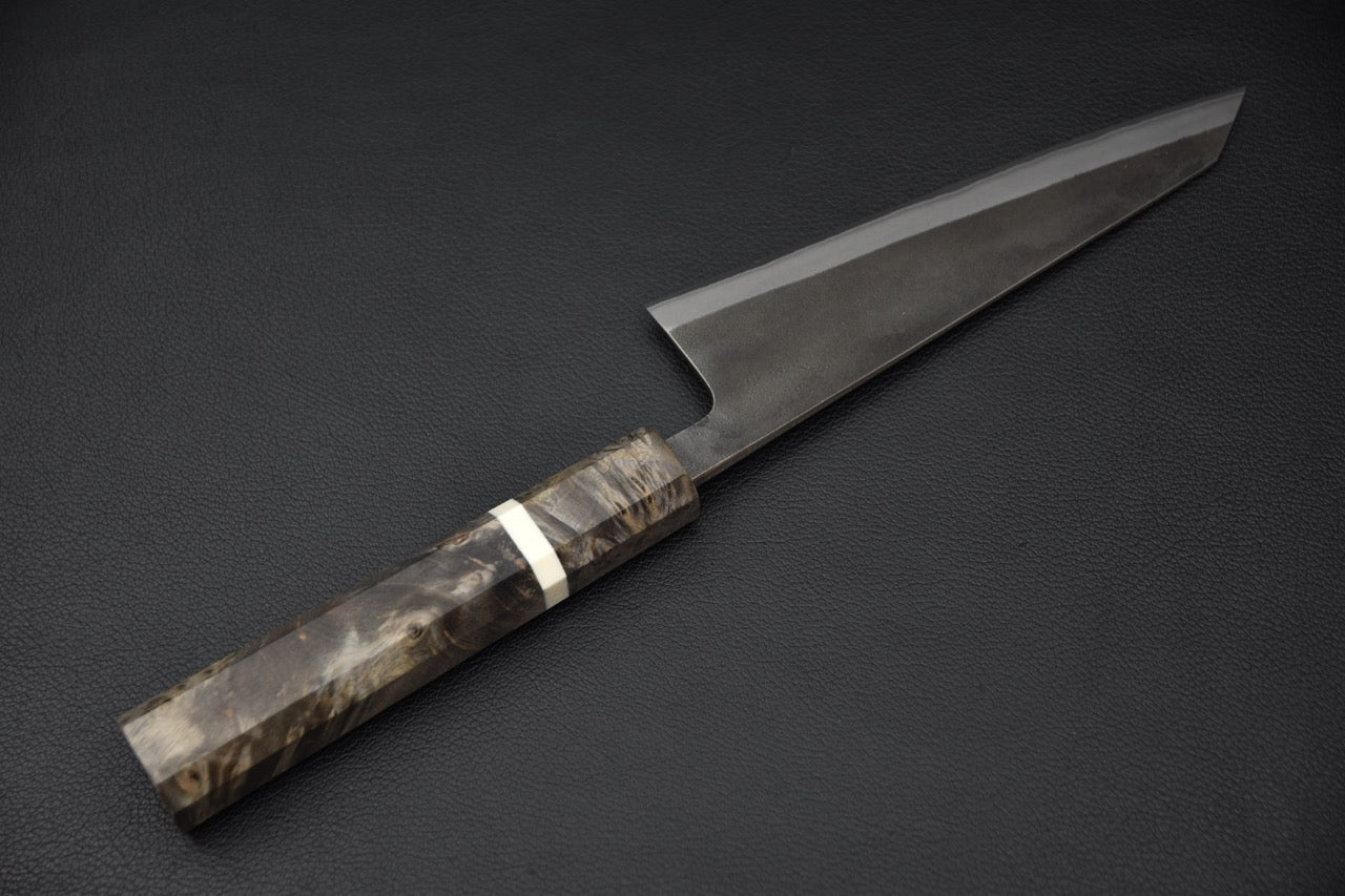 Vue rapprochée du kanji sur la lame Nashiji du couteau japonais Yoshikane Honesuki — Stay Sharp Montréal.