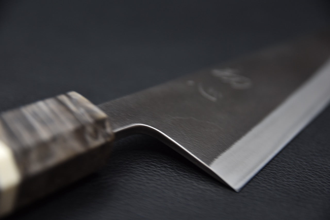 Pointe affûtée du couteau japonais Yoshikane Honesuki, acier Shirogami #2 — Stay Sharp Montréal.