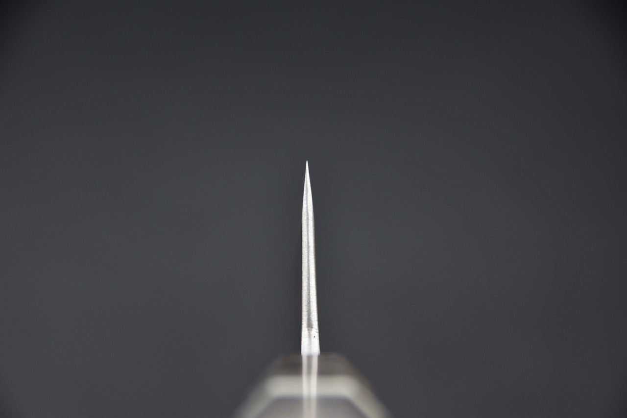 Vue de face du tranchant du couteau japonais Yoshikane Honesuki, géométrie fine — Stay Sharp Montréal.