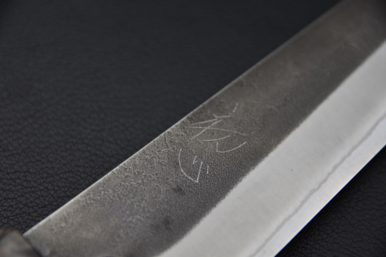 Couteau japonais Yoshikane Sujihiki 240mm avec ligne de trempe visible sur la lame.