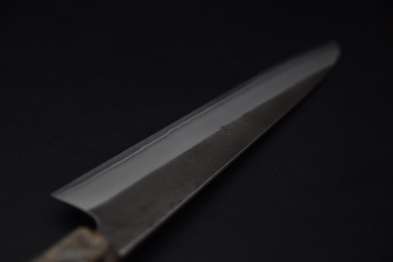 Gros plan sur la lame Nashiji d’un couteau japonais Yoshikane Sujihiki.