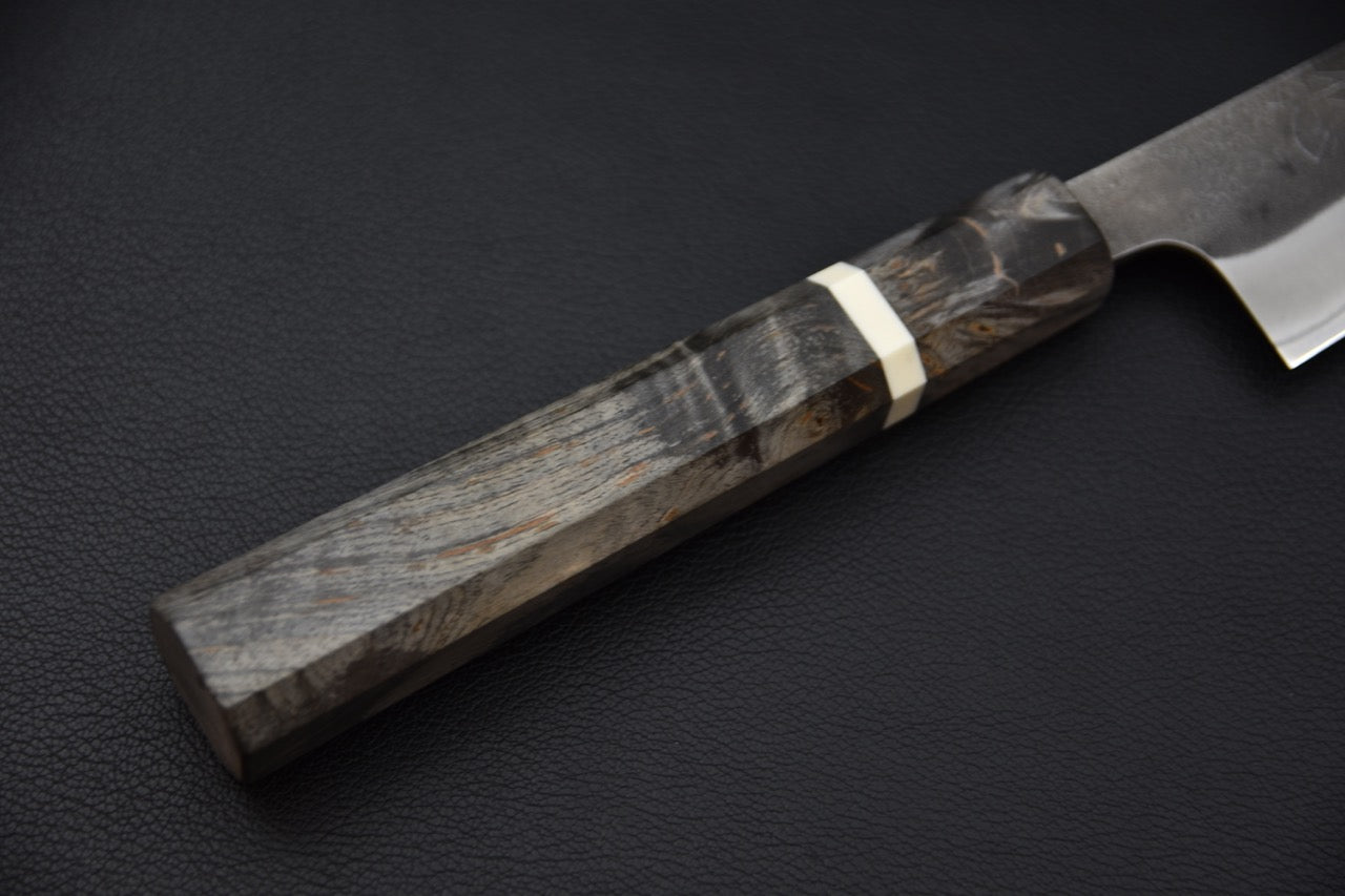Détail du manche en bois de bouleau stabilisé d’un couteau japonais Sujihiki Yoshikane.