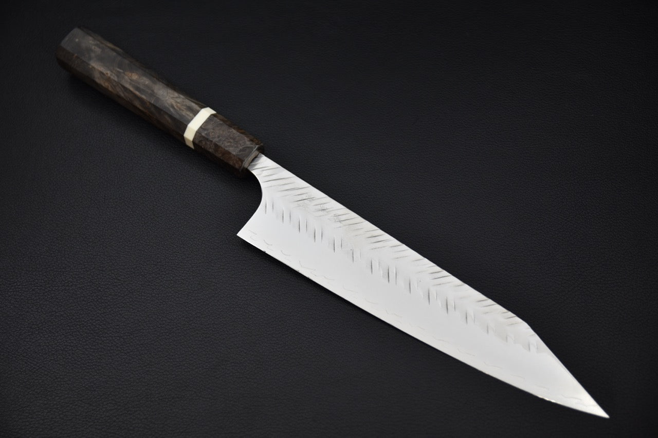 Couteau japonais Kiritsuke Gyuto lame 210 mm motif strié et manche en bois stabilisé.