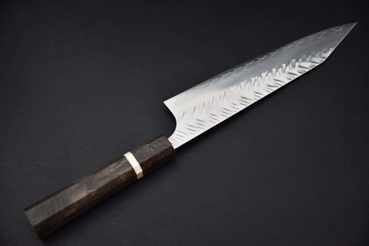 Profil complet d’un couteau japonais Kiritsuke Gyuto 210 mm sur fond noir.