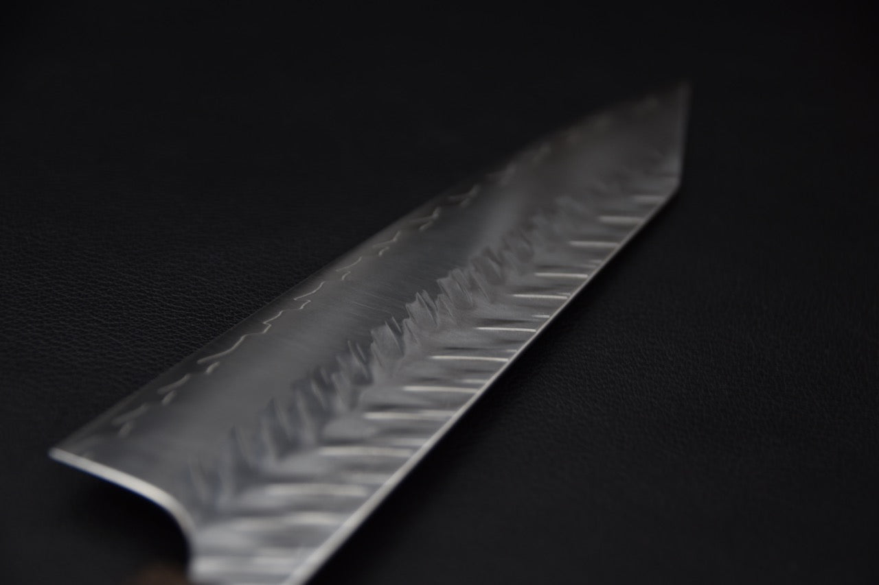 Lame en acier SPG STRIX d’un couteau japonais Kiritsuke vue de près.