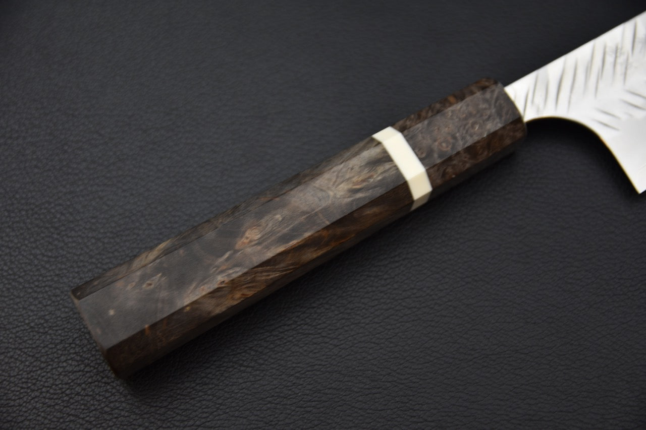 Manche octogonal en bois stabilisé d’un couteau japonais Kiritsuke Gyuto.