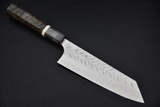 Couteau Bunka Yoshimi Kato avec finition tsuchime en chevrons sur fond noir